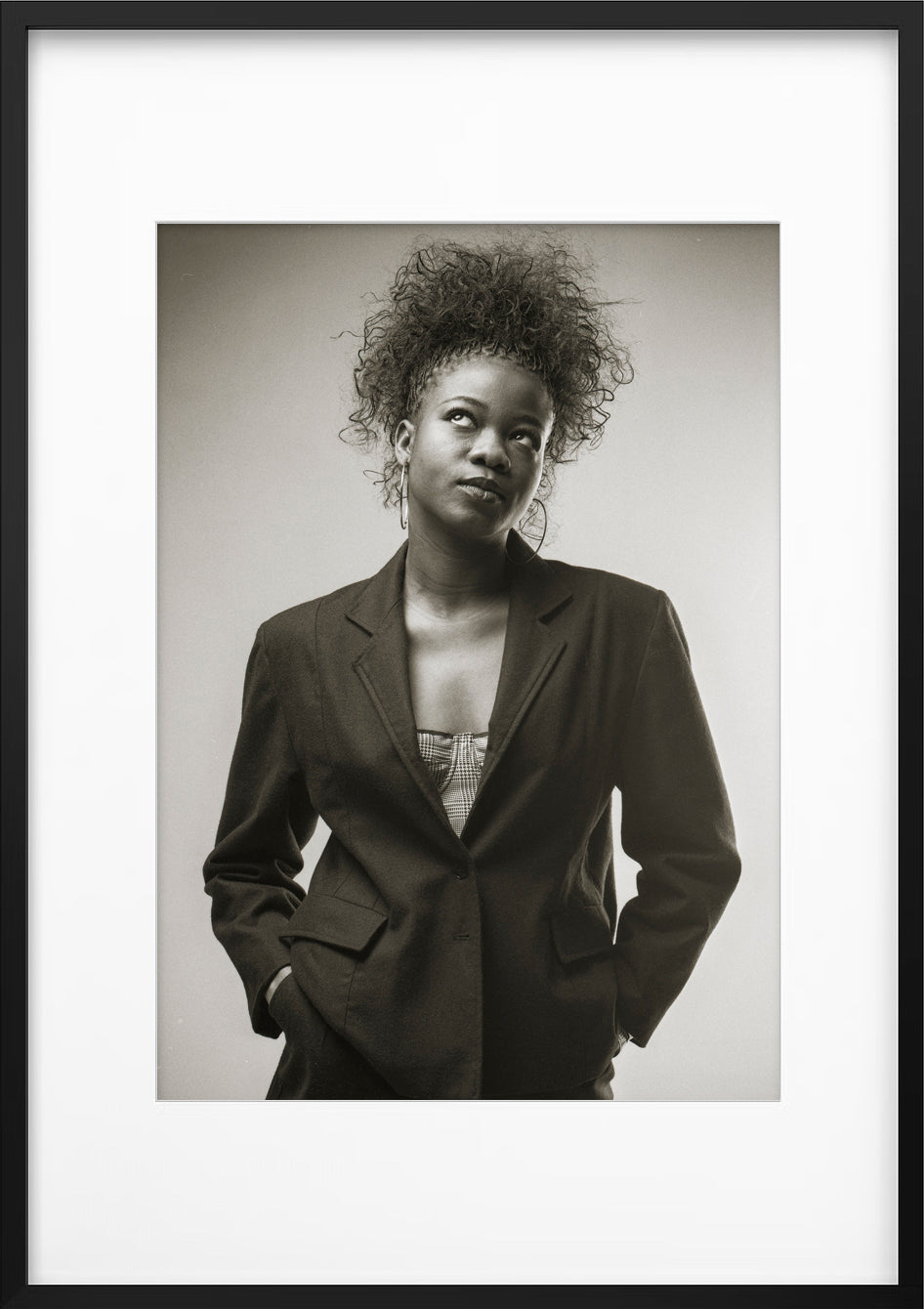 Photos portrait d'art en noir et blanc dans un cadre moderne avec bordure noire et passe-partout blanc et tirage imprimé sur papier photo Canson "Fine Art“ 