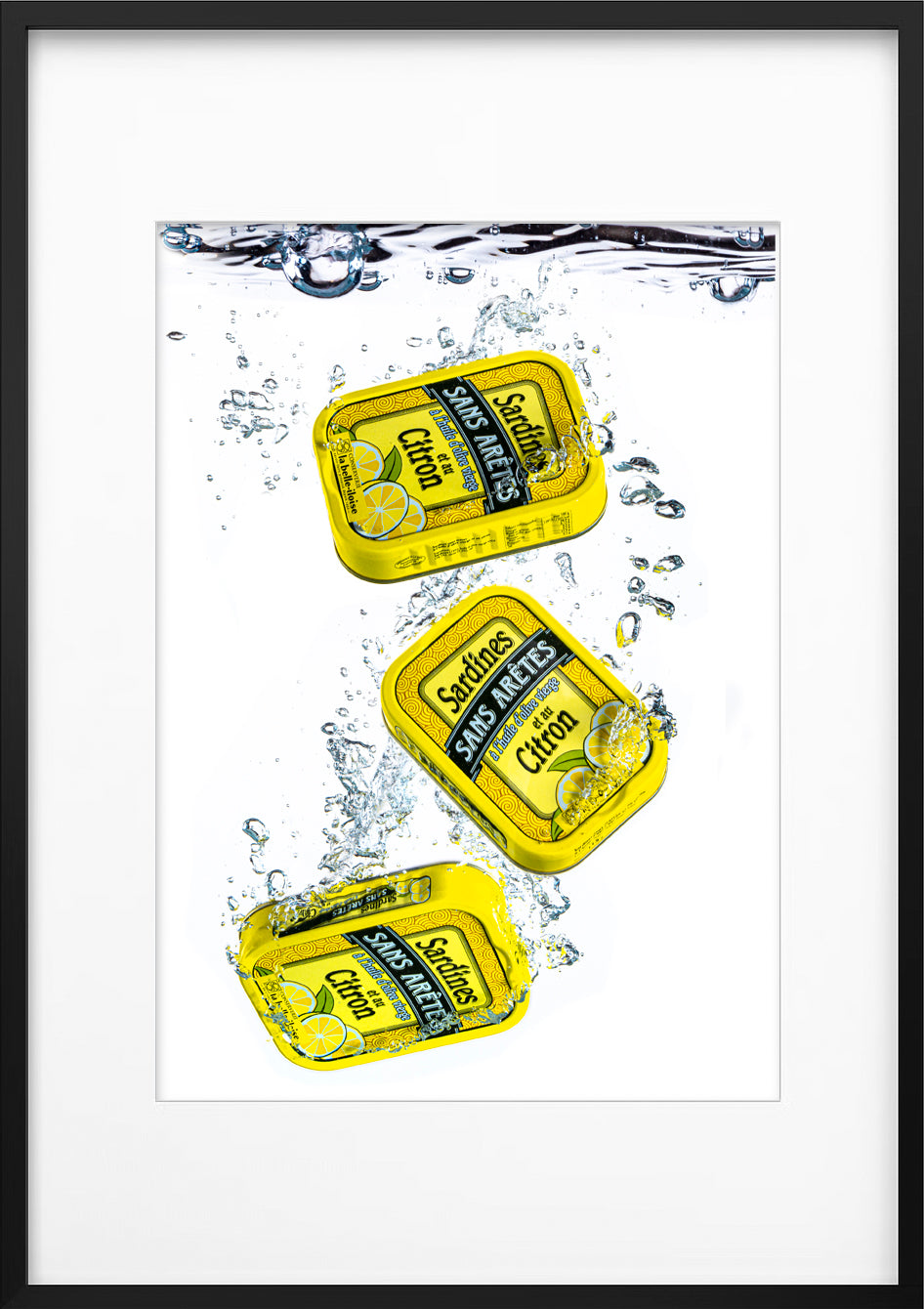 Création originale et montage d'une photo de boites de sardines qui tombent dans de l'eau avec une formation de bulles, réalisé sans "IA"...! Image réalisée par Antoine Duchene | photo-galerie.fr