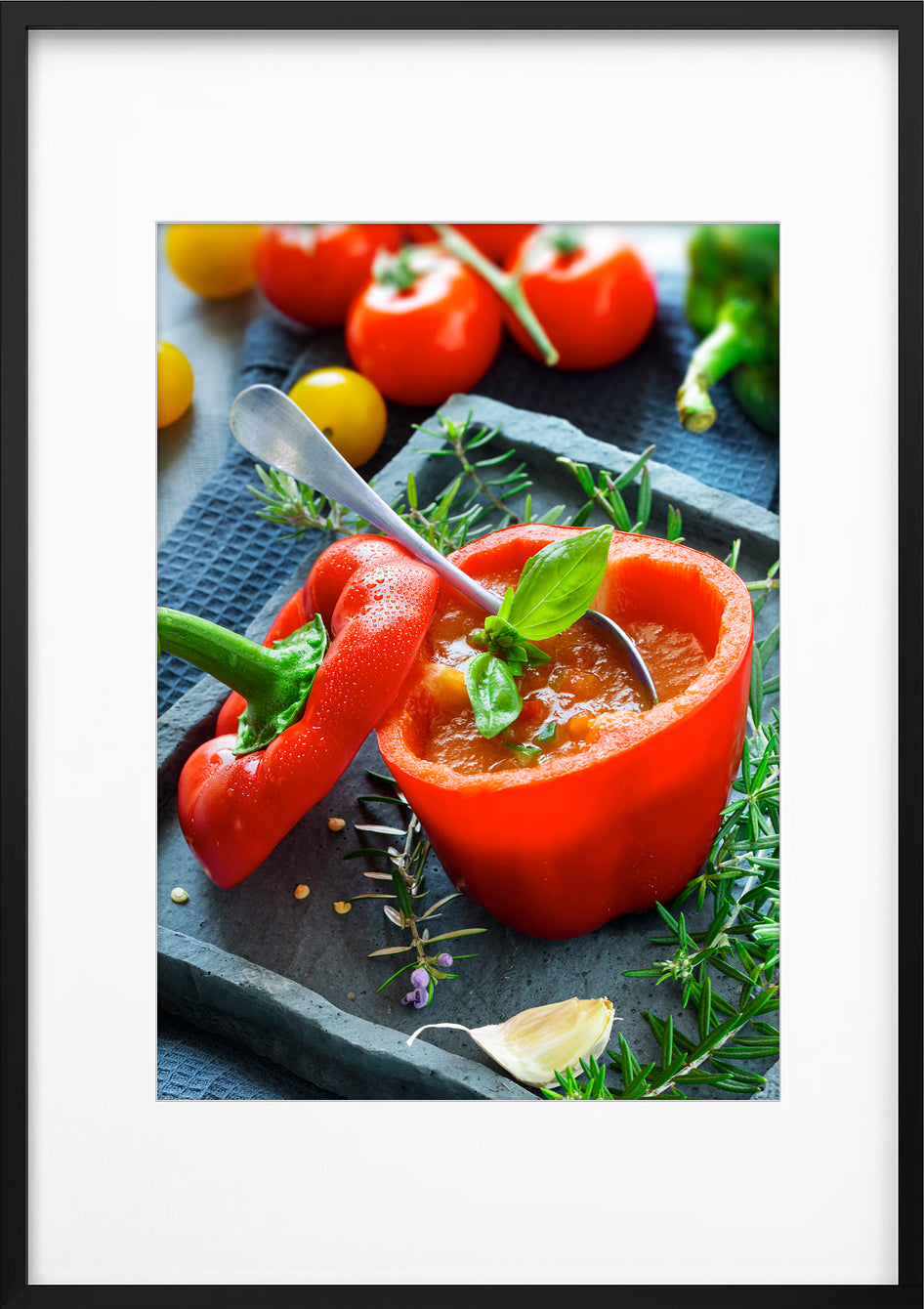 Soupe froide de tomate fraîche et basilic dans une coque de poivron rouge qui sert de bol pour la dégustation | Photos-galerie