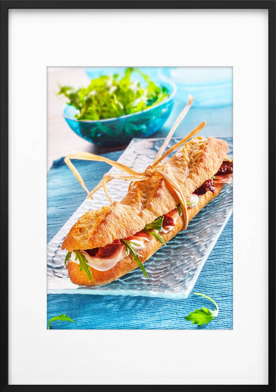 Sandwich et baguette pain croquant, mozzarella, tomates confîtes, roquette et sauce fromage blanc avec un dressage moderne