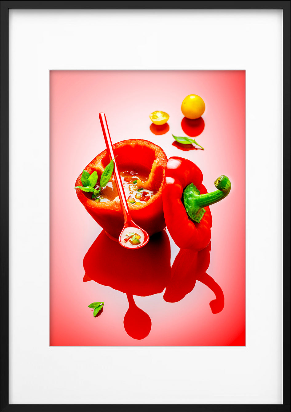 poivron rouge en gaspacho de tomate du jardin et basilic frais | photo-galerie