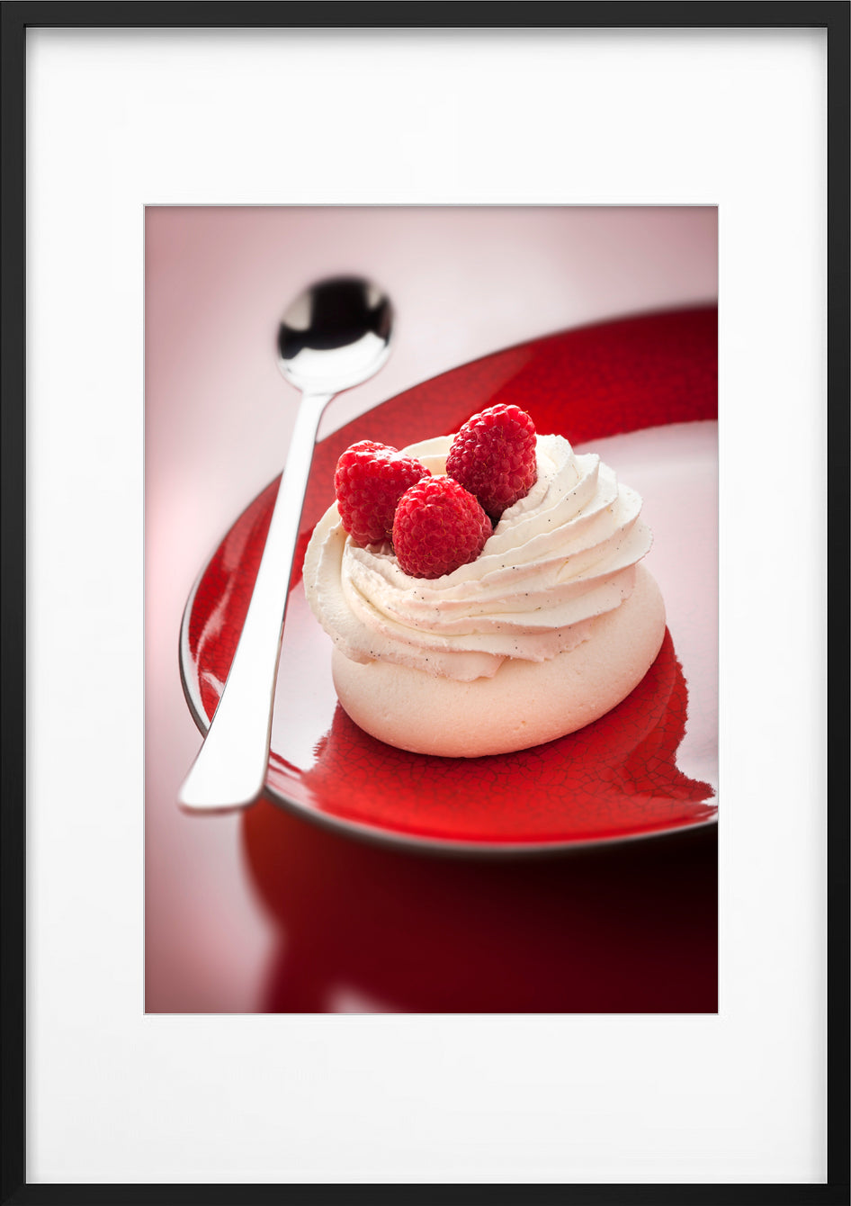 petit gâteau élégant et raffiné à base de crème et de framboises sur un macaron vanille pour pâtisserie fine